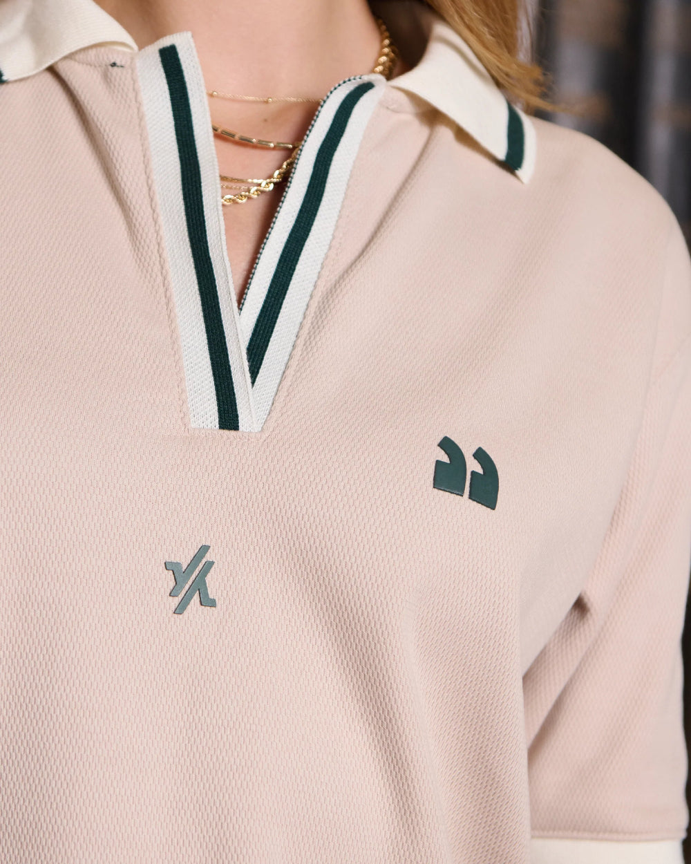 One top YOut Camisa Beige Detalle Modelo