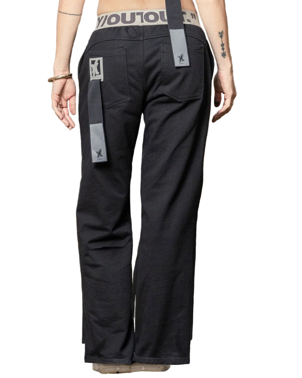 Sudadera Fungi Sweat Pants YOut Mujer Negro Detrás Modelo