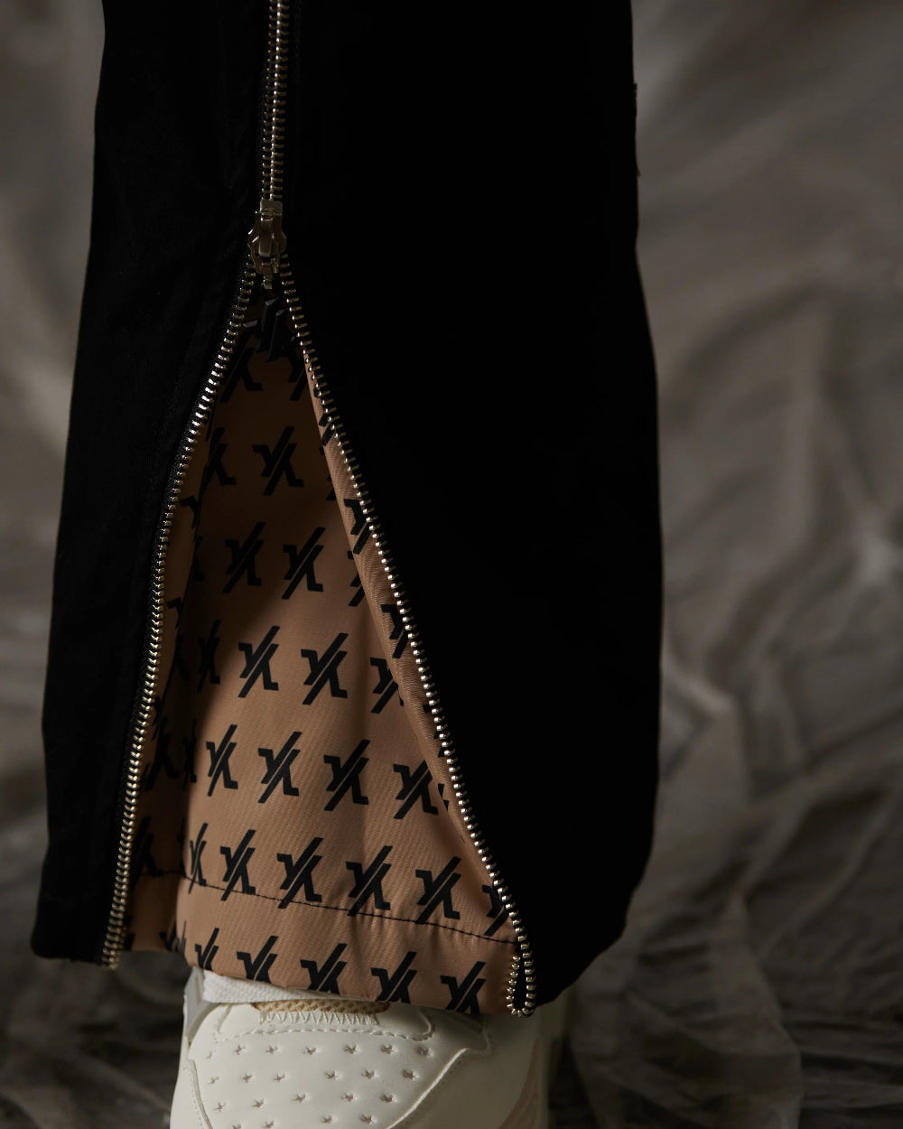 Pantalón Yout Aphotic Negro Detalle Bota