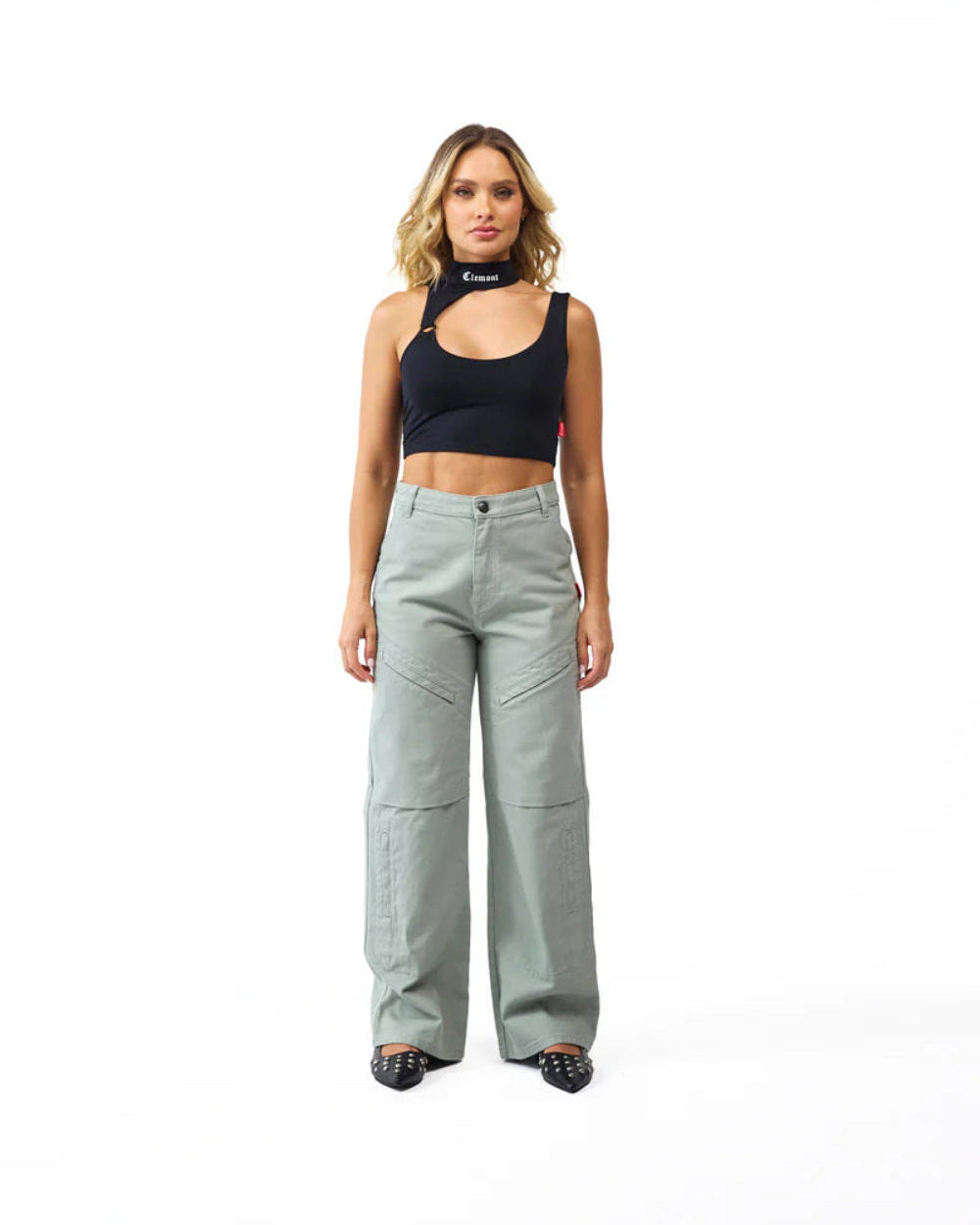 Crop Top Ascesa Negro Frontal Modelo